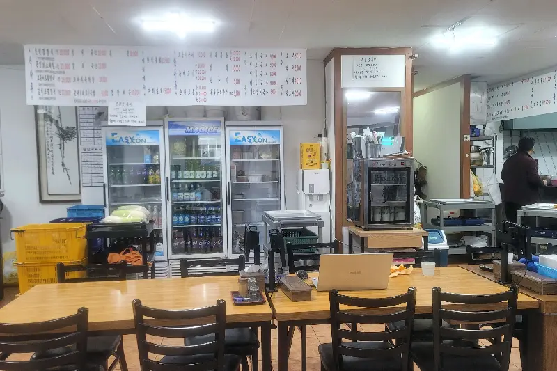 넓고 깔끔한 식당 내부