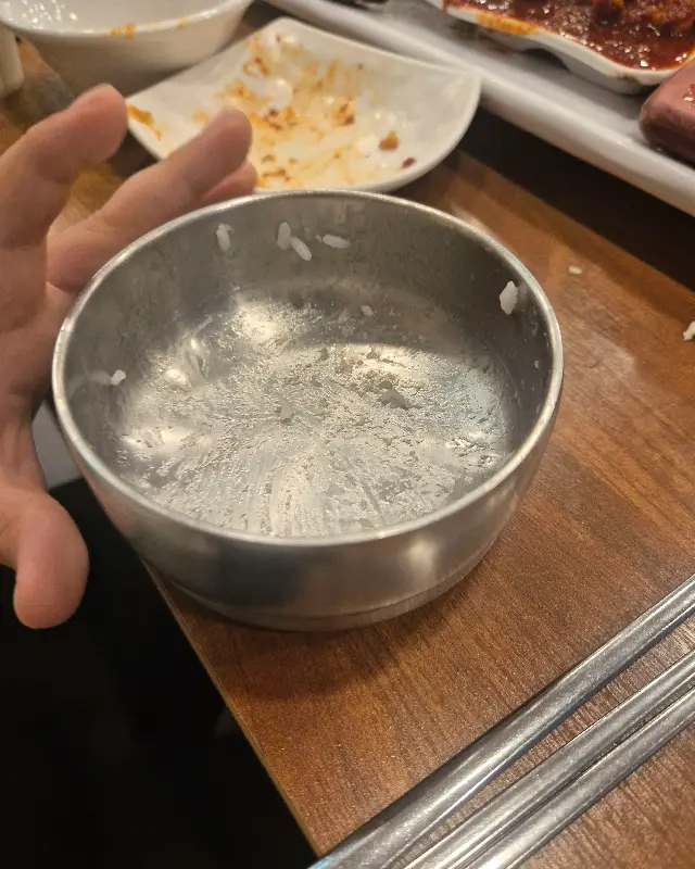 깨끗하게 비워진 밥그릇