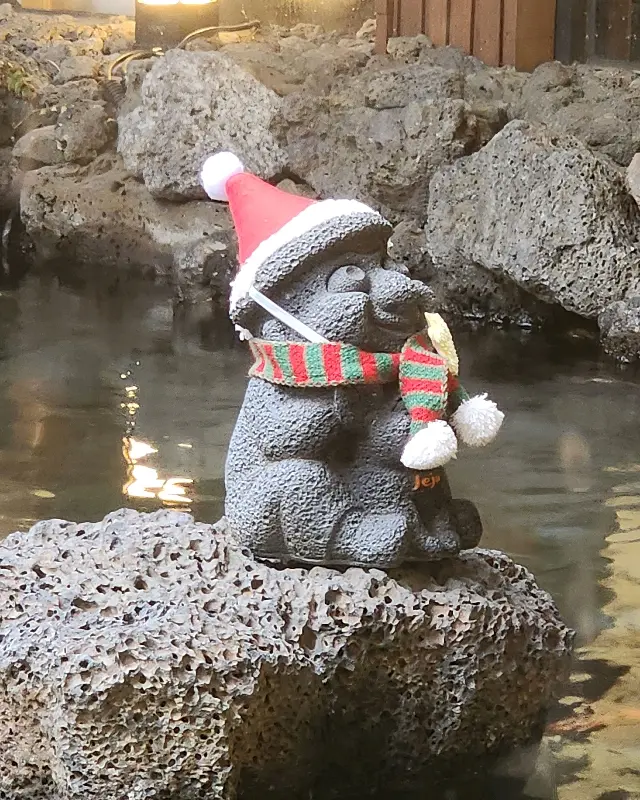 귀여운 산타 모자 쓴 돌하르방! 기념사진 찰칵!