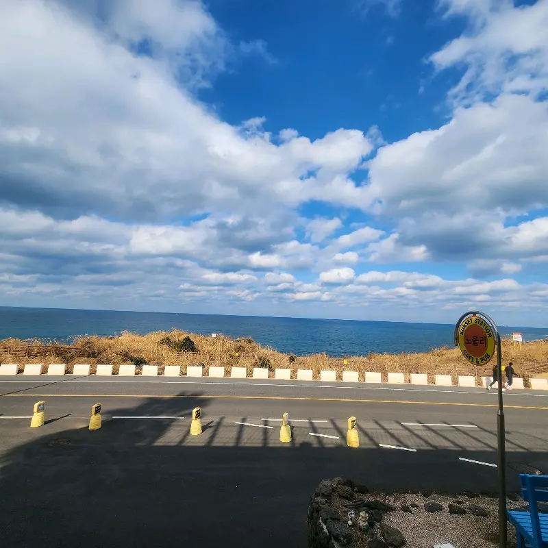 카페 앞에서 바라본 바다 풍경