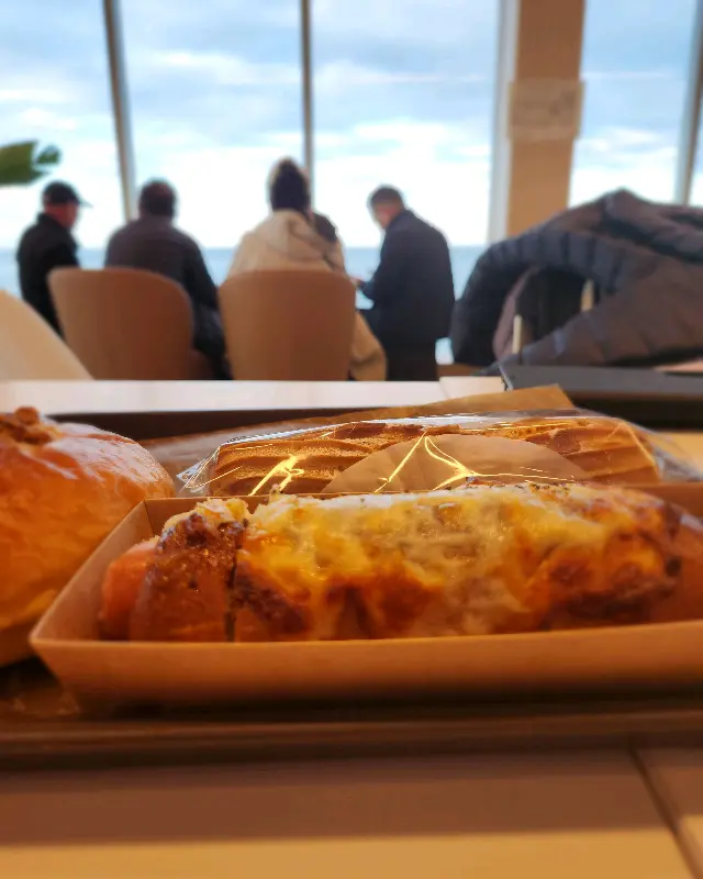 다양한 빵들이 놓여있는 모습