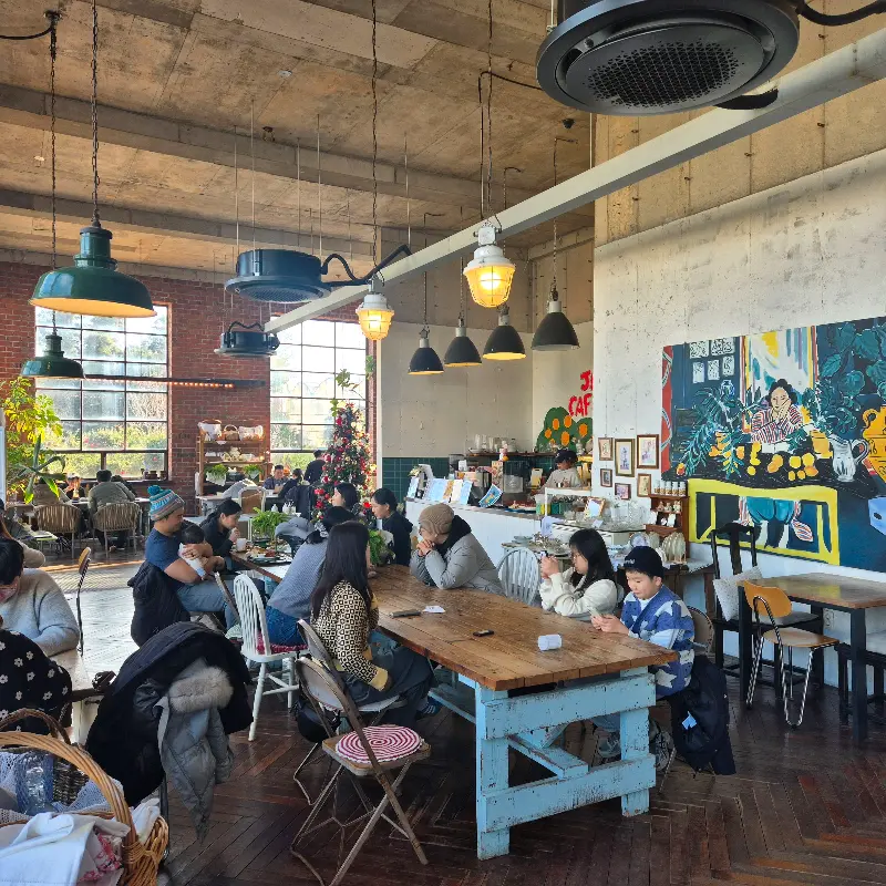 카페 내부 전경