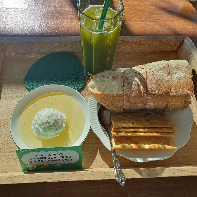 카이막, 빵, 음료를 한 상에 담아낸 맛있는 브런치