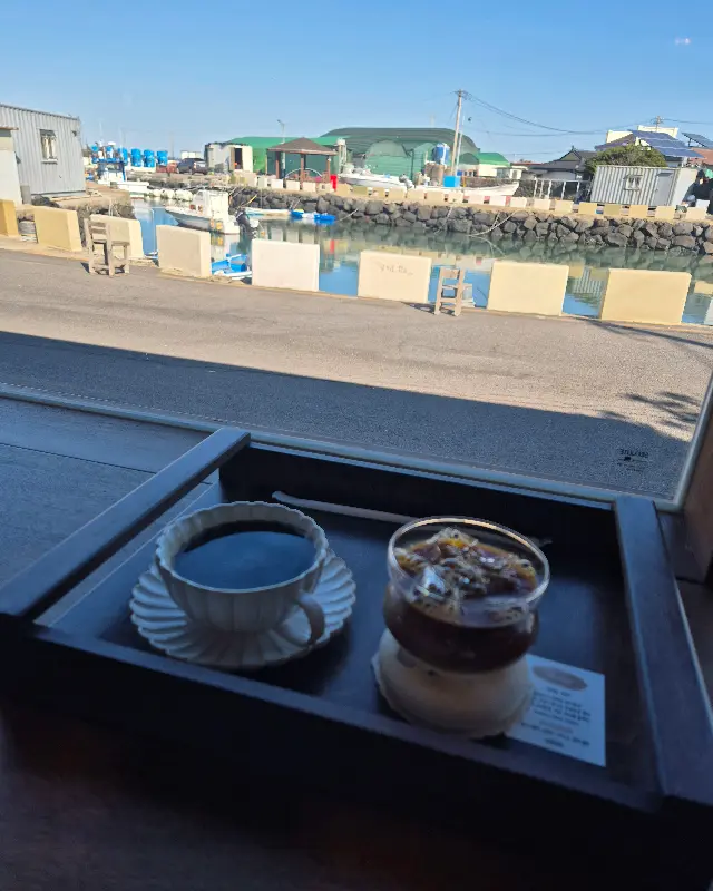 쏘머치모어에서 바라본 북촌 포구 뷰