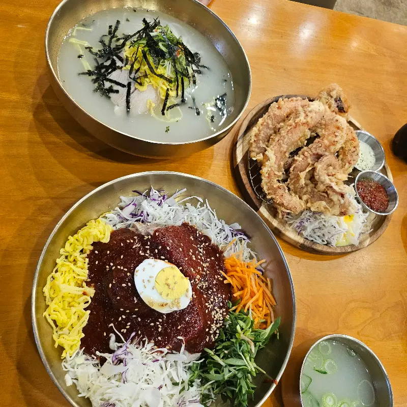 고기국수, 비빔국수, 문어튀김 한 상 차림