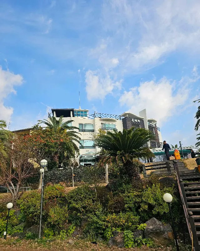 푸른 하늘 아래 도시정원 건물