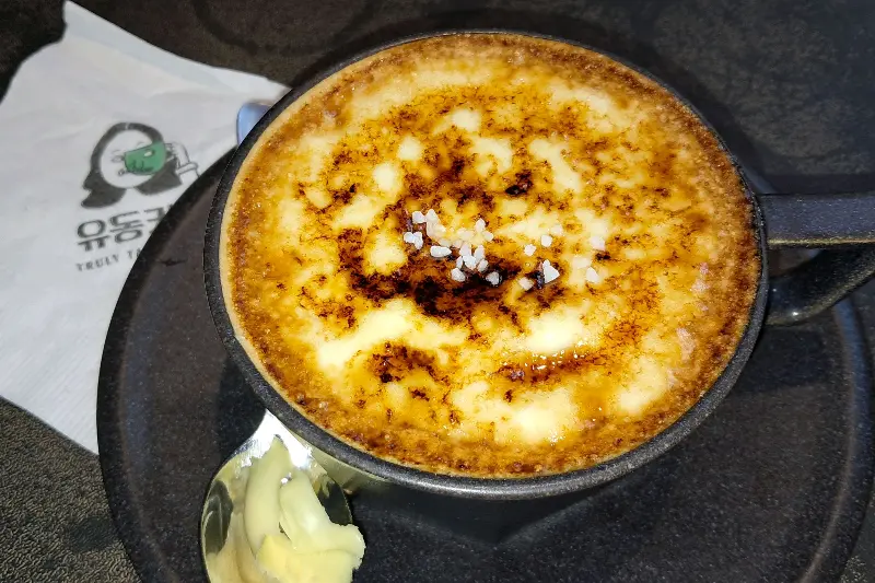 소금 버터 브륄레 라떼