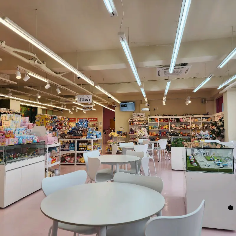 넓은 매장 내부