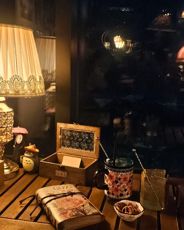 앤티크한 소품과 LP 앨범으로 장식된 테이블