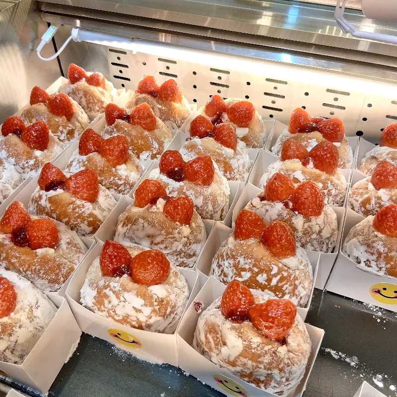 귀여운 비주얼의 딸기 도넛