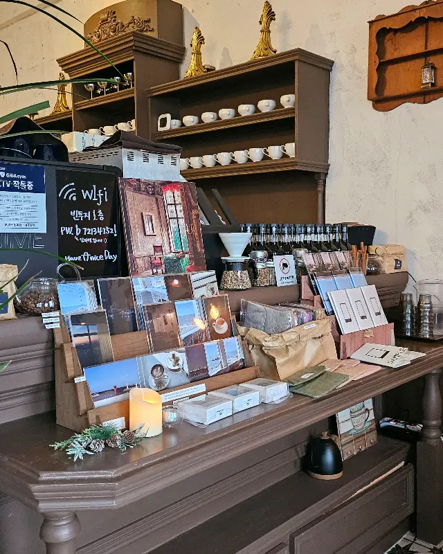 다양한 엽서와 소품들이 놓여 있는 공간