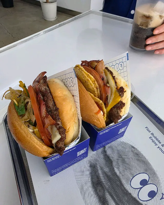 먹음직스러운 피즈버거와 아메리칸 버거