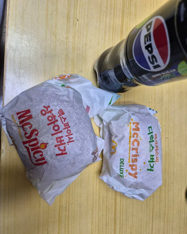 맥스파이시 상하이 버거와 맥크리스피 디럭스 버거