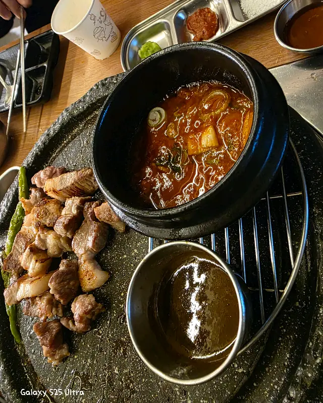 흑돼지와 함께 제공되는 다채로운 소스와 반찬들