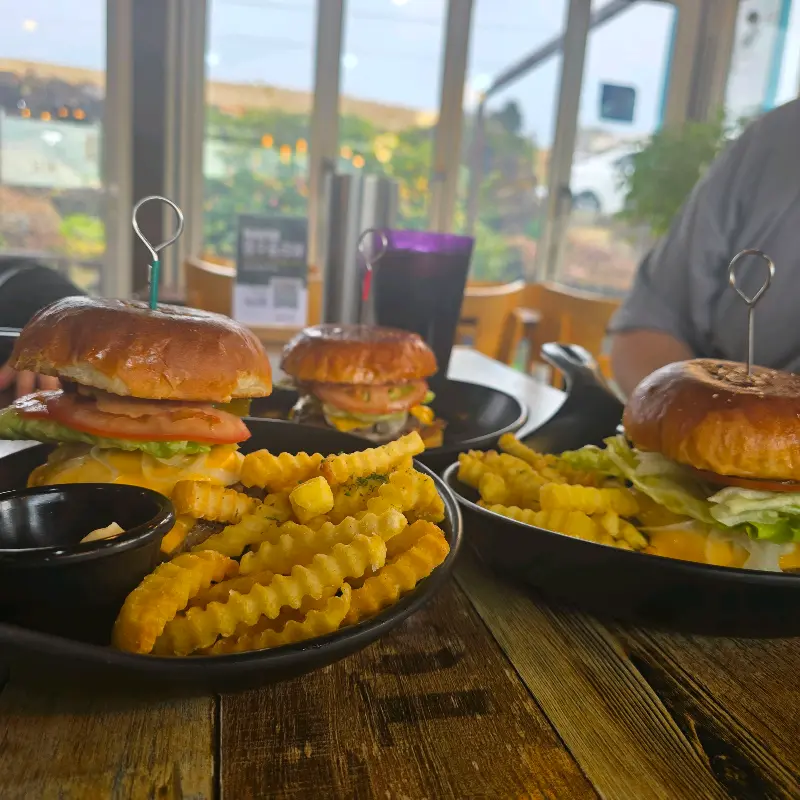 테이블에 놓인 수제버거 세트