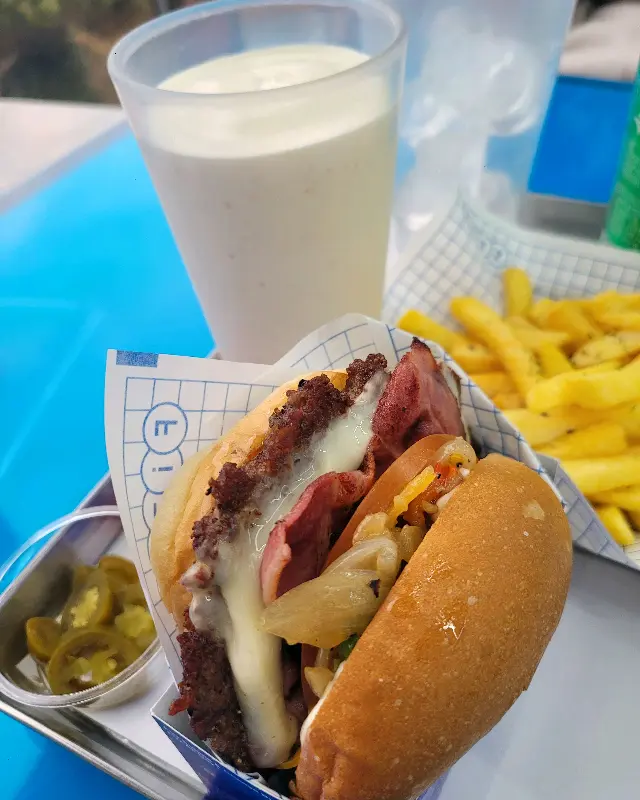 피즈버거와 밀크쉐이크의 환상적인 조합