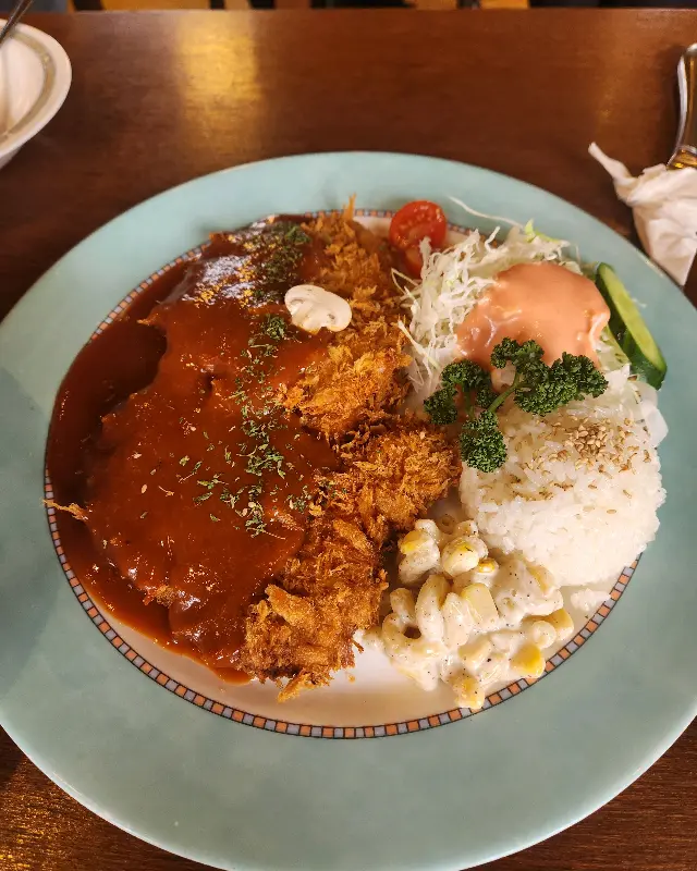 겉은 바삭하고 속은 촉촉한 흑돼지 돈까스