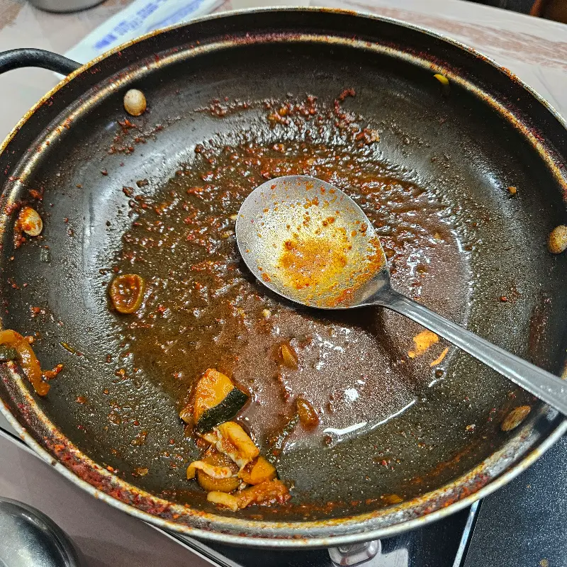 순식간에 비워진 냄비