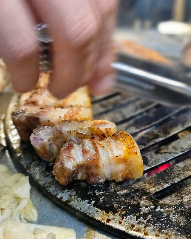 전문가의 손길로 구워지는 숙성 삼겹살