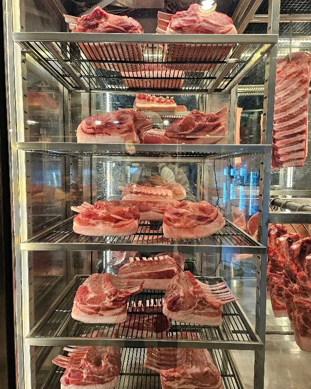 다양한 부위의 돼지고기를 숙성 중인 모습