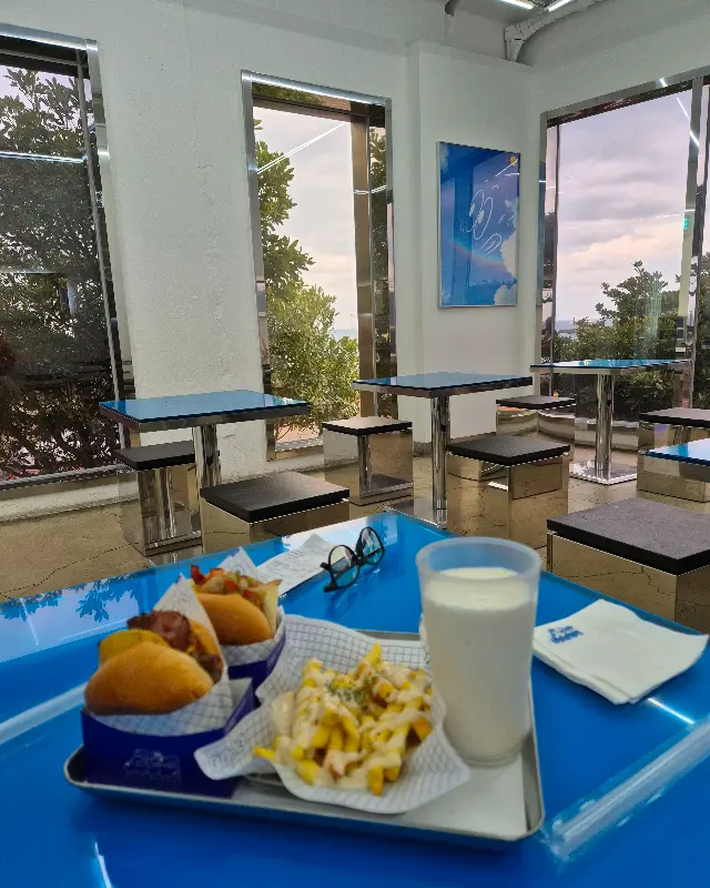 푸른색 테이블과 창밖으로 보이는 제주 바다가 인상적이다.