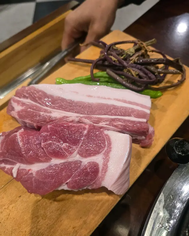 참숯 불판 위에서 익어가는 흑돼지 오겹살