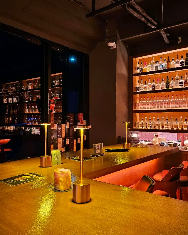 바 테이블과 조명