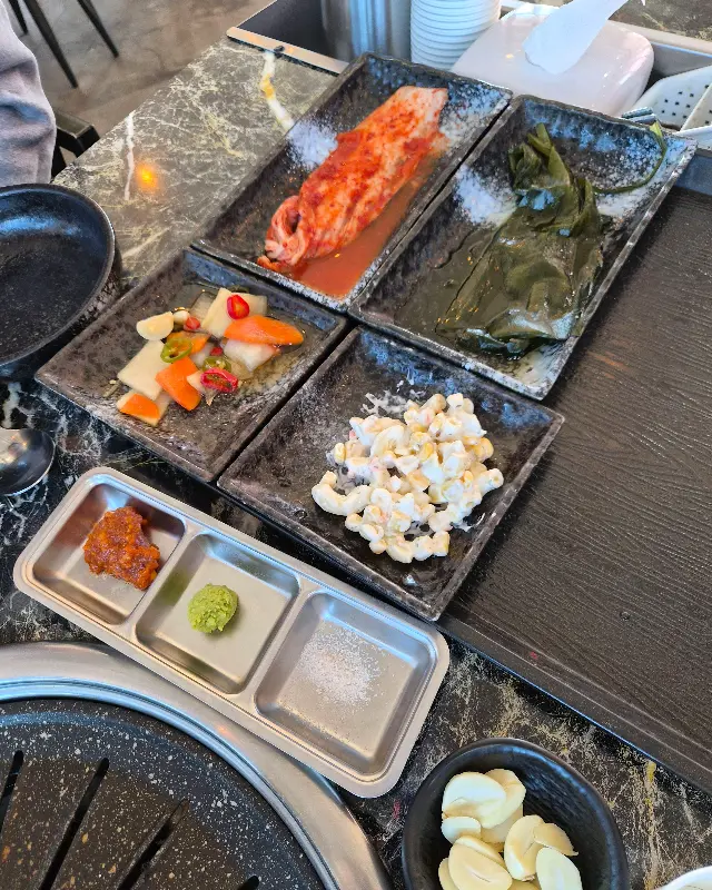 푸짐한 흑돼지 오겹살 한 상 차림