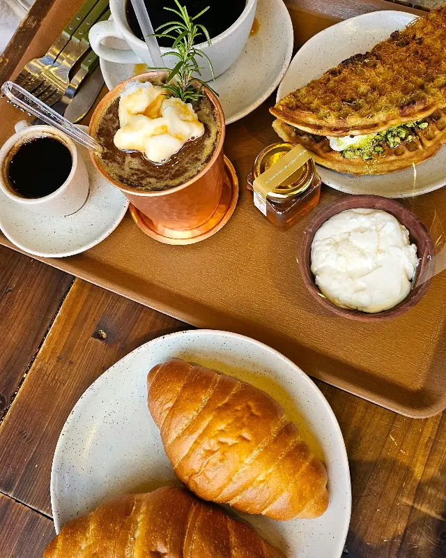 샌드 커피와 피스타치오 카다이프 와플