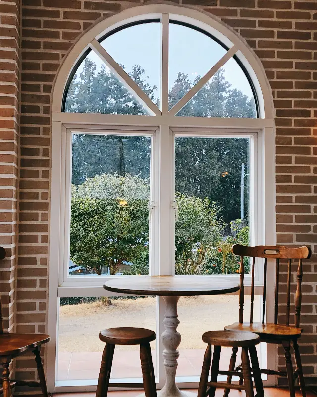 창밖으로 보이는 감귤밭과 한라산의 조화