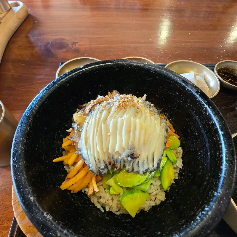 전복소라돌솥비빔밥의 먹음직스러운 모습