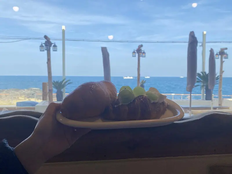 바다를 배경으로 한 빵