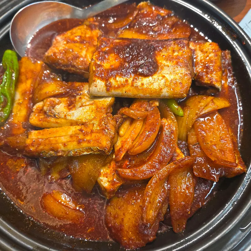 갈치조림 속 양파와 갈치