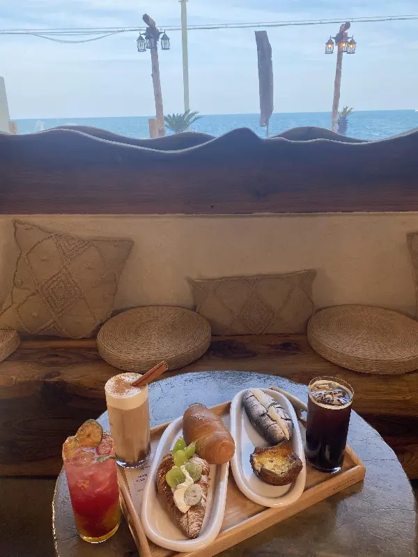 와보다 카페에서 즐기는 음료와 디저트