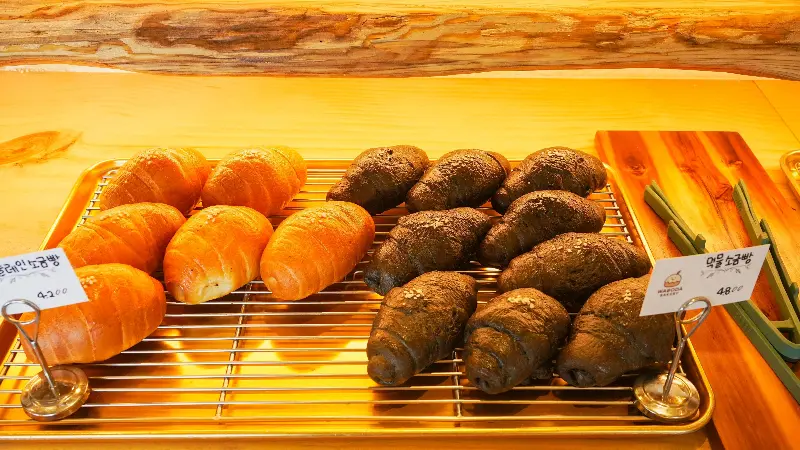 다양한 종류의 빵이 진열된 쇼케이스
