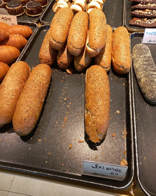 진열대에 놓인 오이 바게트