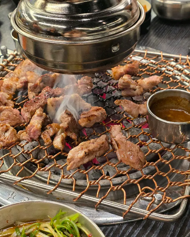 숯불 위에서 익어가는 흑돼지 오겹살