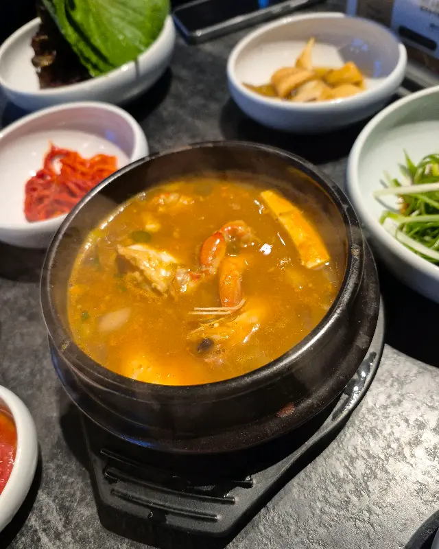 해산물이 듬뿍 들어간 흑돼지 김치찌개