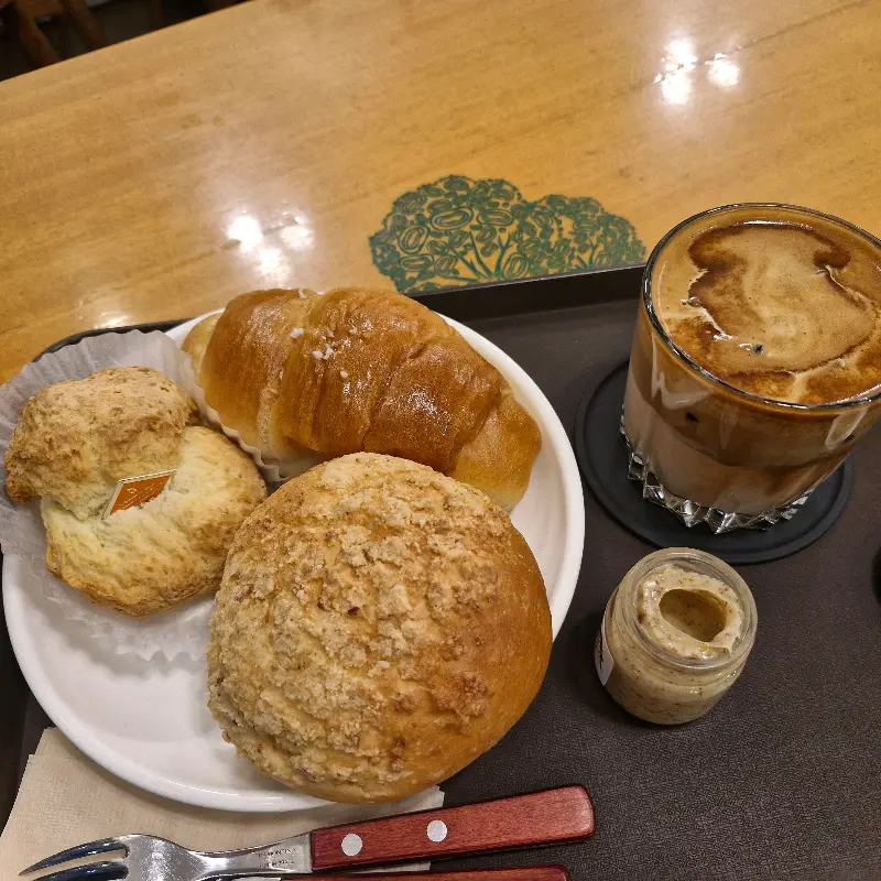 빵과 음료가 함께 트레이에 놓여있는 모습