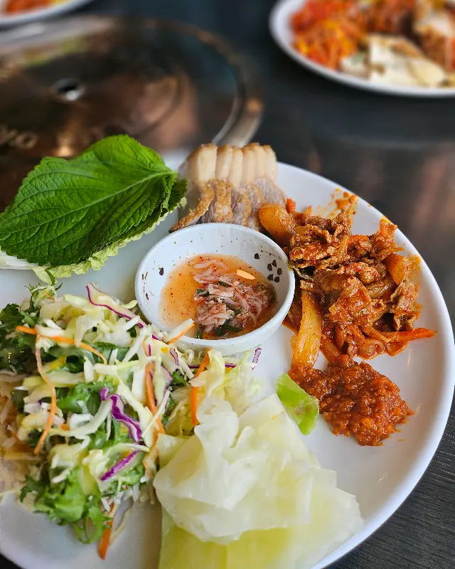 다양한 쌈 채소와 돔베고기