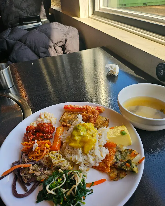 정갈하게 담긴 음식들