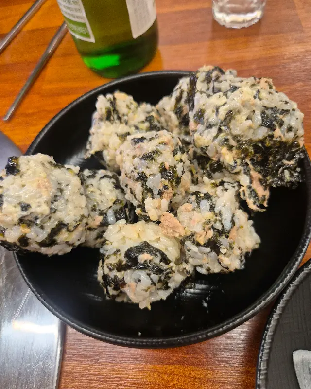 김가루와 마요네즈, 참치가 듬뿍 들어간 참치 주먹밥