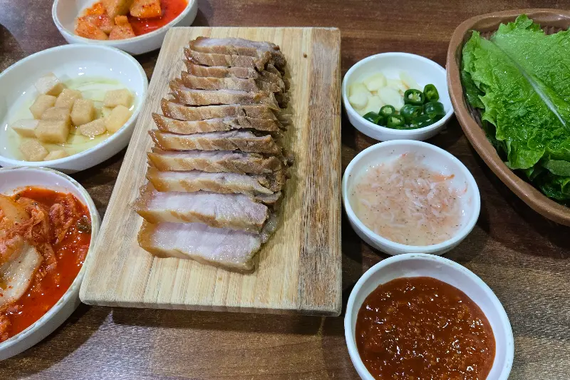 윤기가 흐르는 돔베고기