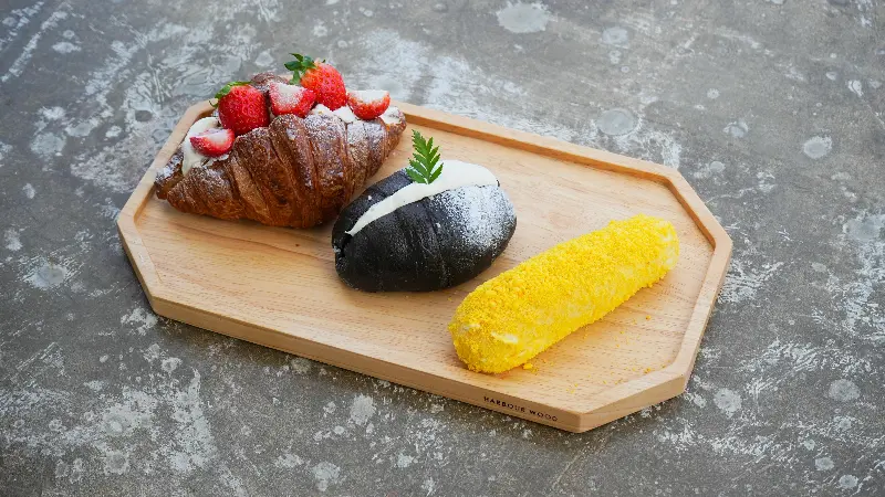 와보다 카페의 대표 메뉴인 와보다 라떼와 소금빵