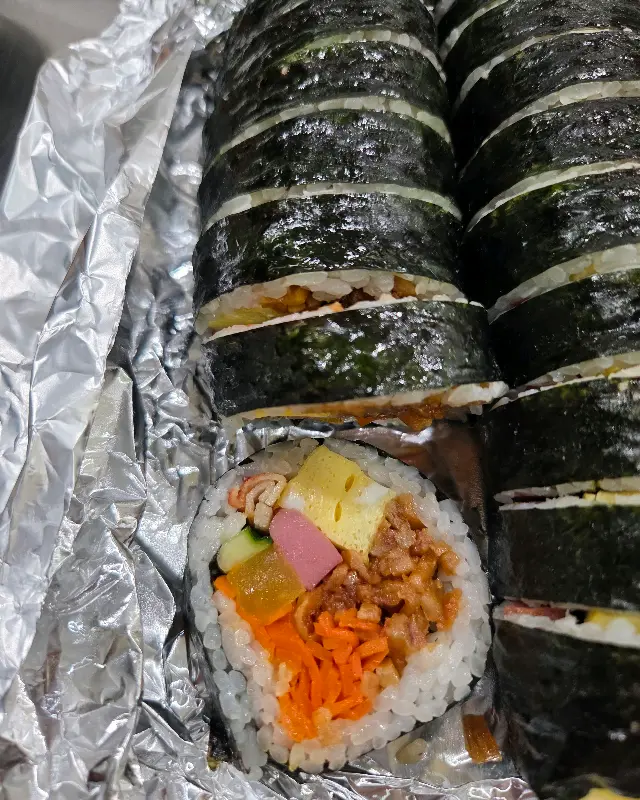 재료가 꽉 찬 김밥 단면
