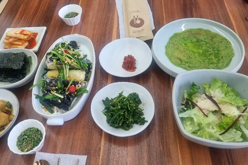 담아래의 정갈한 반찬들