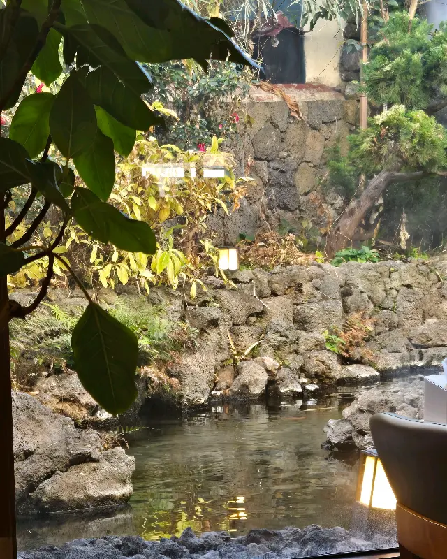 창밖으로 보이는 연못 뷰