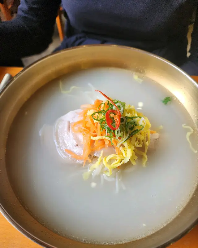 고기국수 비주얼 쇼크! 뽀얀 국물에 야들야들한 고기, 침샘 폭발!