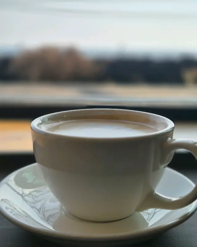 따뜻한 라떼 한 잔