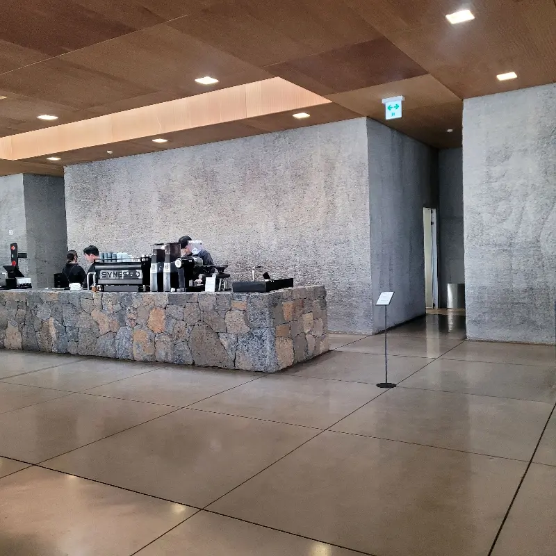 카페 내부 카운터 모습